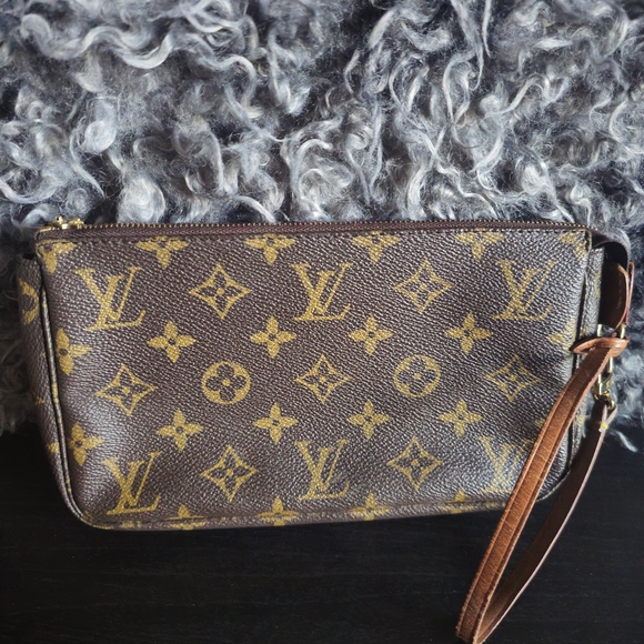 Auth Louis Vuitton pochette accessoires monogram with original box and ribbon - Picture 2 of 11